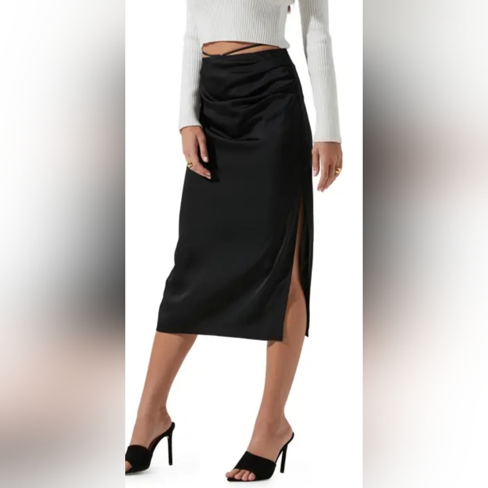 ASTR the Label NWT high-slit, ruched skirt in black - Size Large